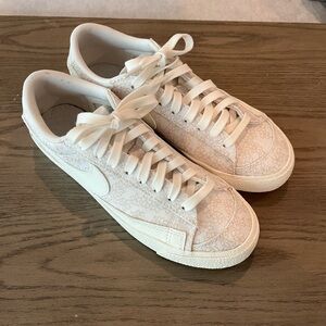Nike blazer low women’s shoes, 7.5, sail sesame floral pattern